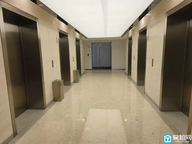 南部商务区天童南路639号永强大厦电梯口199.78平 3隔间办公室出租