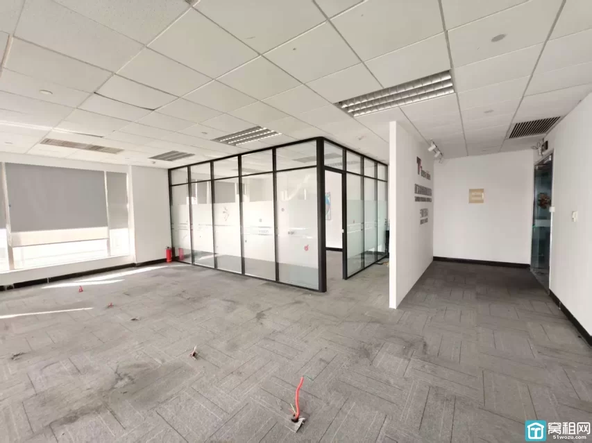 老江东核心区波特曼大厦220平，2个经理室，1个150平大厅，1个40平会议室