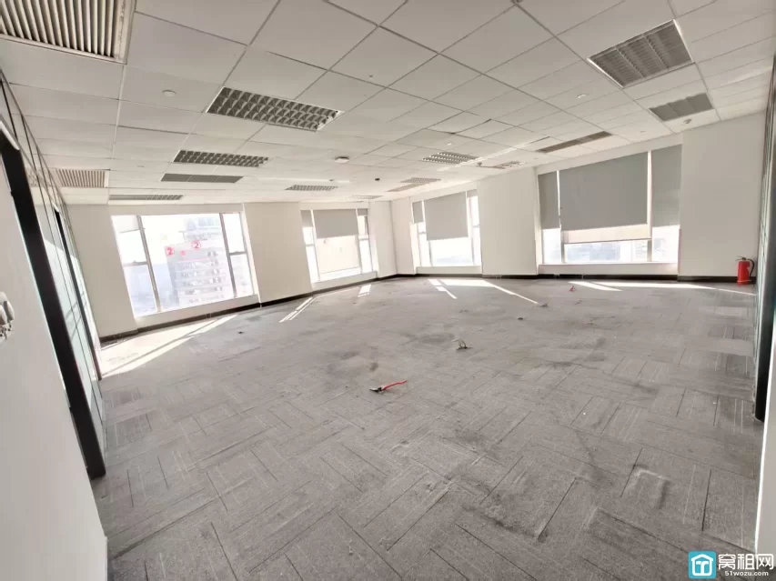 老江东核心区波特曼大厦220平，2个经理室，1个150平大厅，1个40平会议室