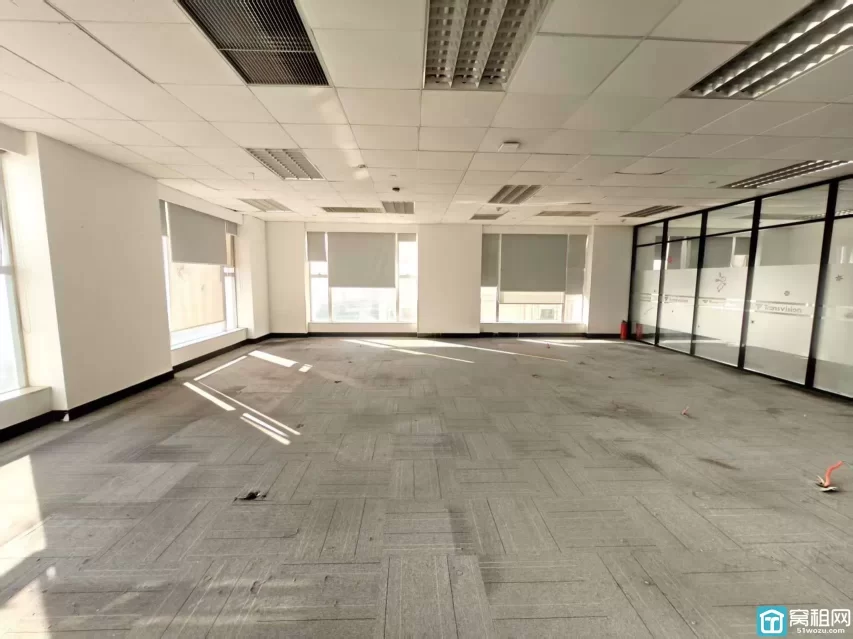 老江东核心区波特曼大厦220平，2个经理室，1个150平大厅，1个40平会议室