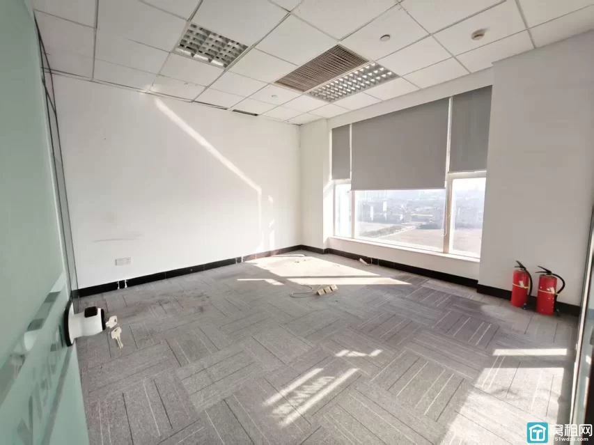 老江东核心区波特曼大厦220平，2个经理室，1个150平大厅，1个40平会议室