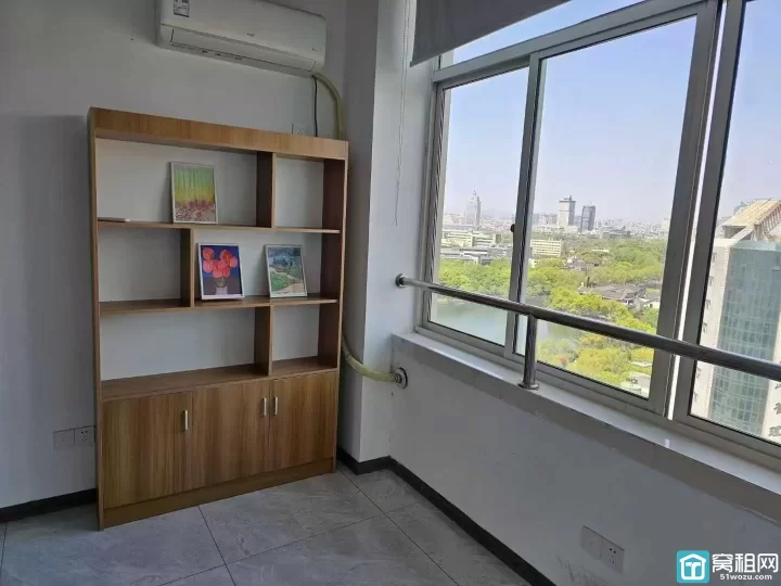 火车站旁银河大厦38平1400元/月每月，朝北可看月湖视野开阔