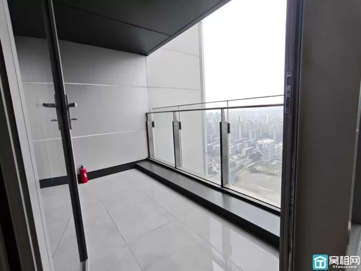 东部国贸中心 宁兴国贸精装办公室，东南西三面落地窗，半层1000平办公室出租