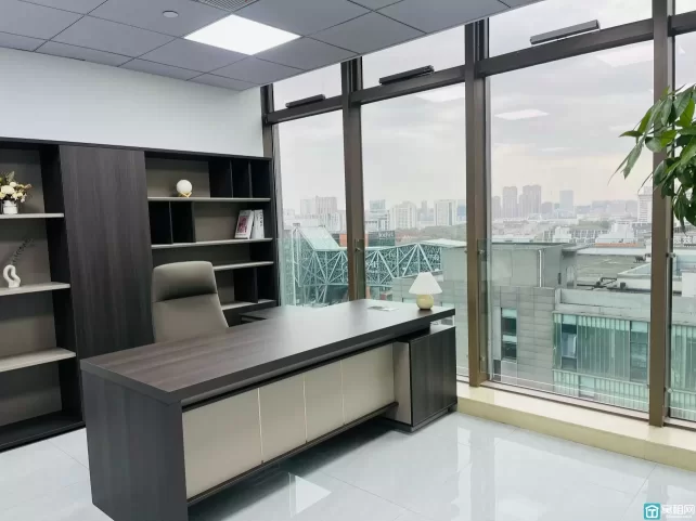 宁波商会大厦全新装修，215平带全套家具写字楼租金12000元/月