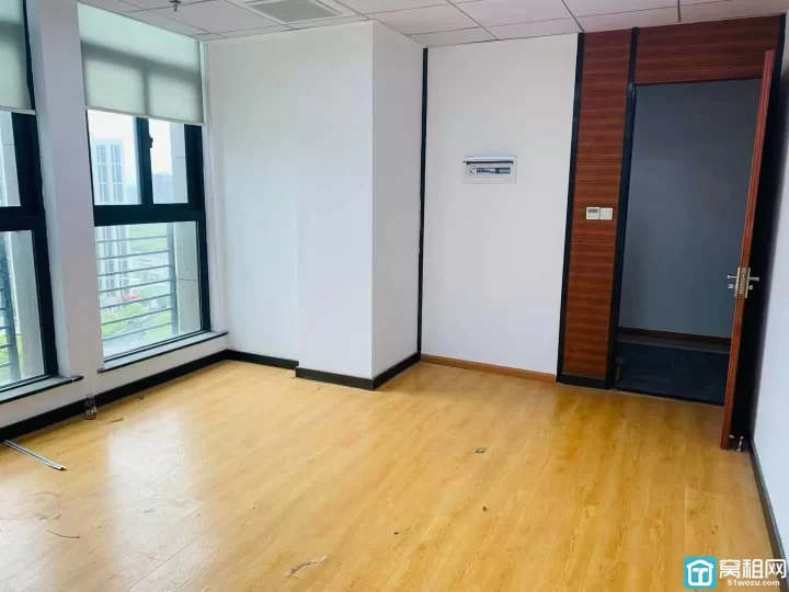 高新区翡翠湾华伟大厦60平朝南一个隔间，特价2000元/月出租