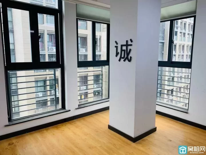 高新区翡翠湾华伟大厦60平朝南一个隔间，特价2000元/月出租