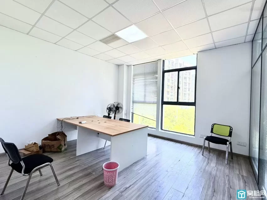 宁波海曙区集士港集士跨境电商园出租面积83平米办公室租金2400元/月