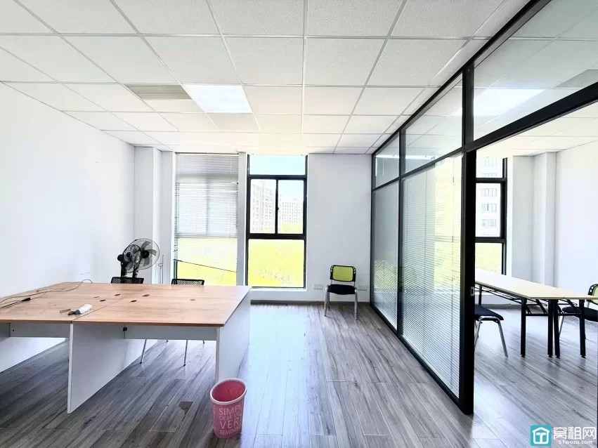 宁波海曙区集士港集士跨境电商园出租面积83平米办公室租金2400元/月