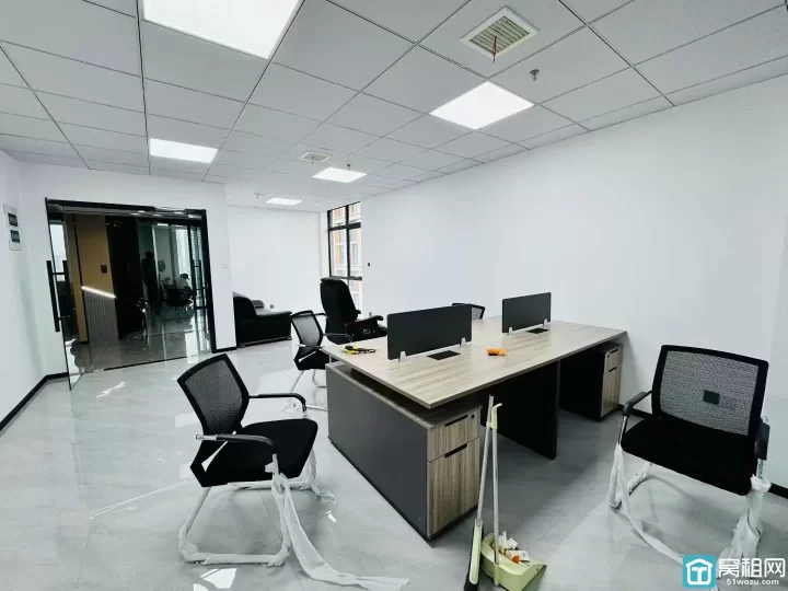 鄞州区银晨国际85平  带家具 边套户型，精装1个隔断，落地窗，随时看房