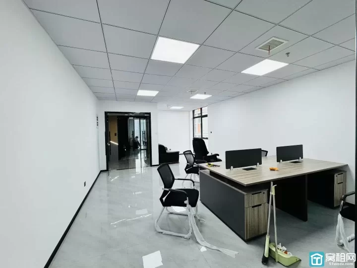 鄞州区银晨国际85平  带家具 边套户型，精装1个隔断，落地窗，随时看房