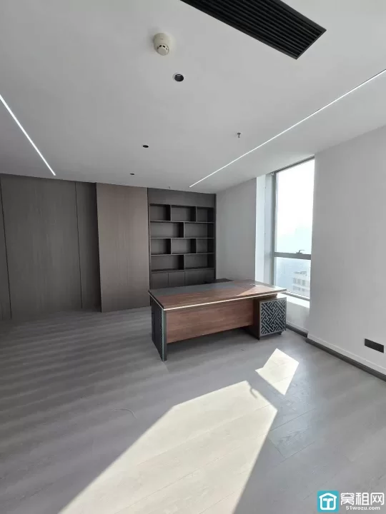 鄞州恒凯中心对面慧和大厦全新豪华装修110平方朝南带水源，5000元/月