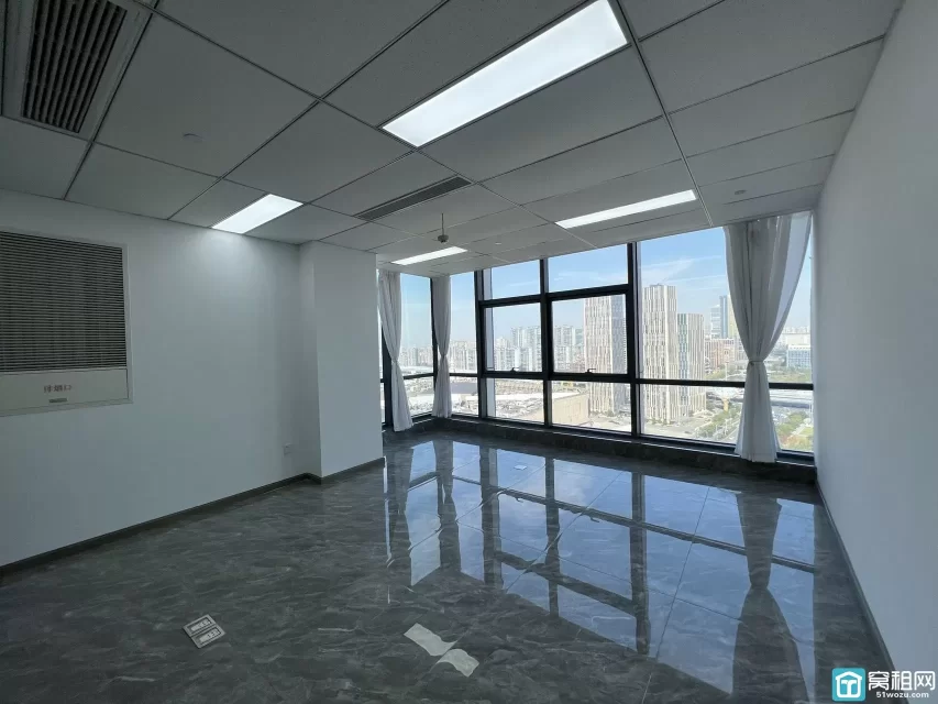 鄞州区天童南路1359号星空国际大厦80平米办公楼出租户型方正 1个隔间 全景落地窗 朝北