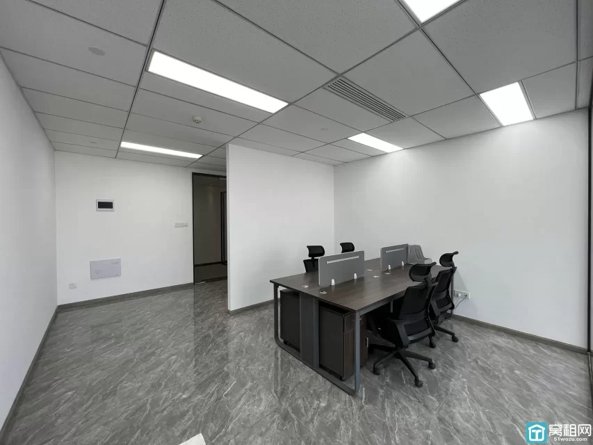 鄞州区天童南路1359号星空国际大厦80平米办公楼出租户型方正 1个隔间 全景落地窗 朝北