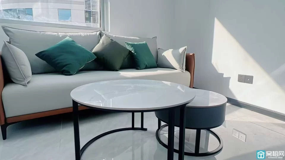 百丈路，会展中心旁，富豪大厦122平出租，全新精装修2隔断，带家具，随时可入驻