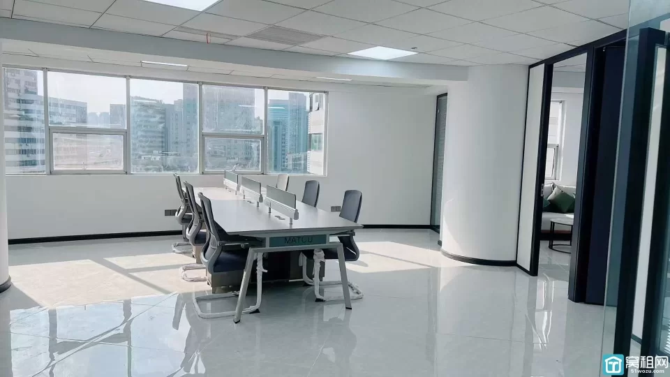 百丈路，会展中心旁，富豪大厦122平出租，全新精装修2隔断，带家具，随时可入驻