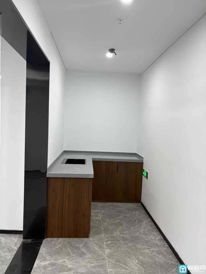 江北星湖湾113平，两个隔间，带全套办公家具，带上下水