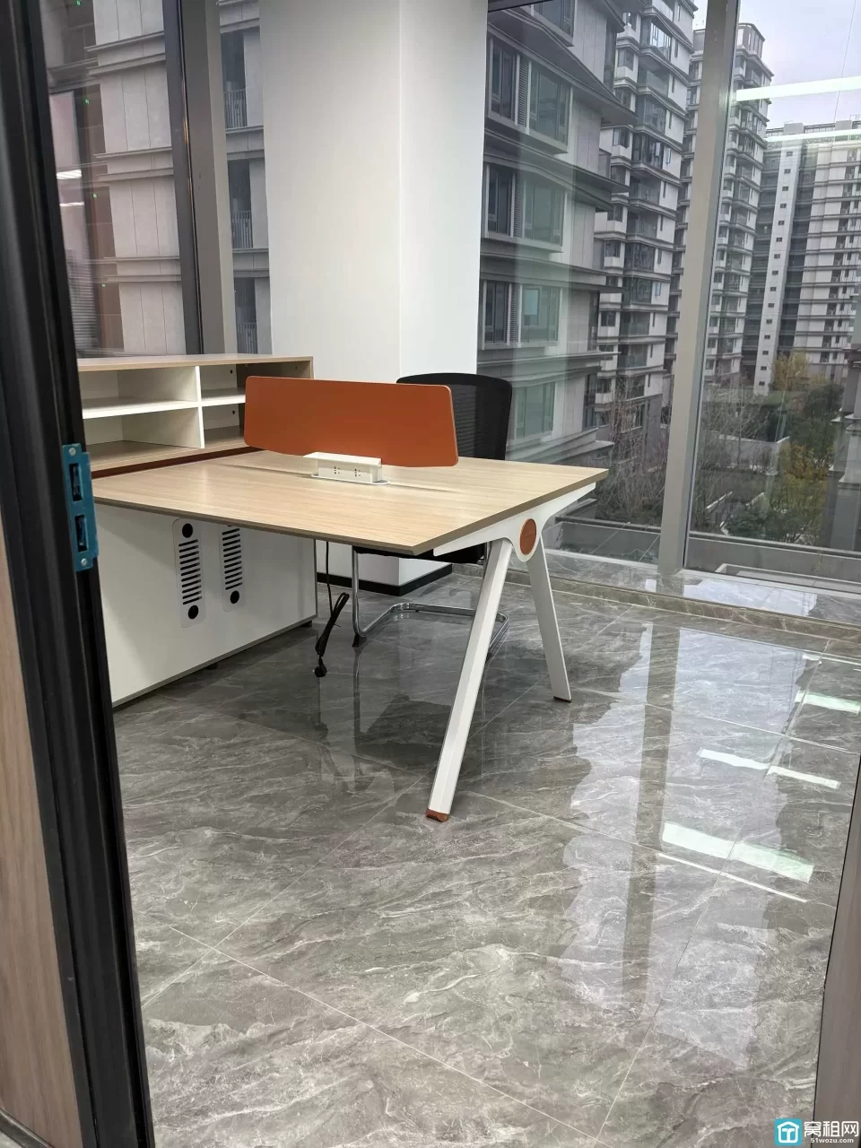 江北星湖湾113平，两个隔间，带全套办公家具，带上下水