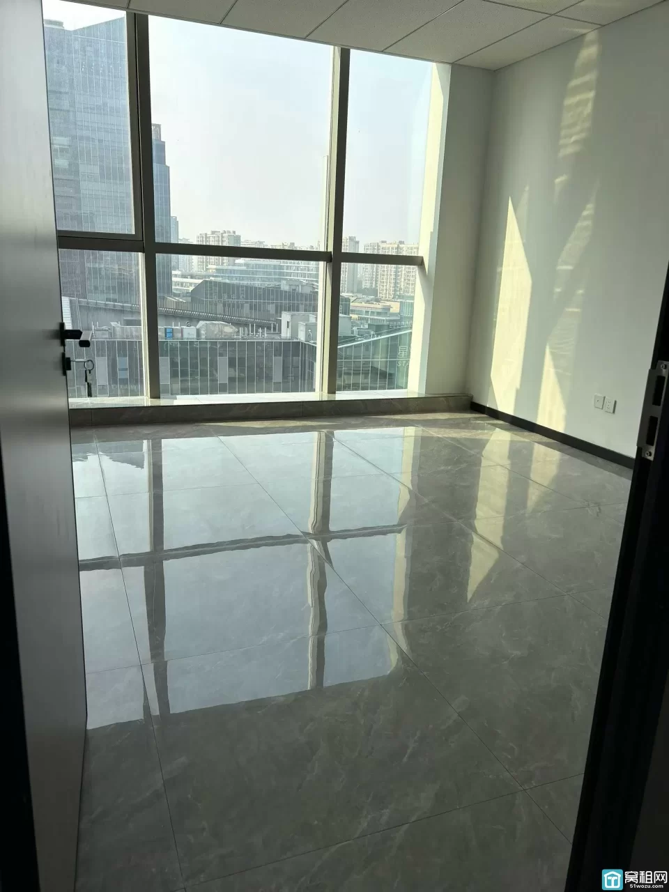 星湖湾1号楼靠近万象城，280平，全新装修，看湖看江，交通方便