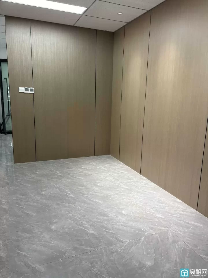 星湖湾1号楼靠近万象城，280平，全新装修，看湖看江，交通方便