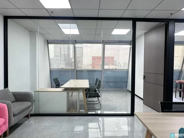 南部商务区华越国际120平，朝北 可配全套家具，5600元/月