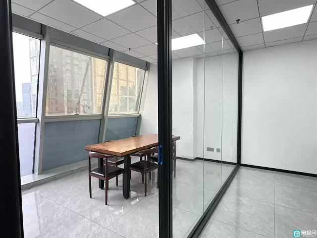 南部商务区华越国际120平，朝北 可配全套家具，5600元/月