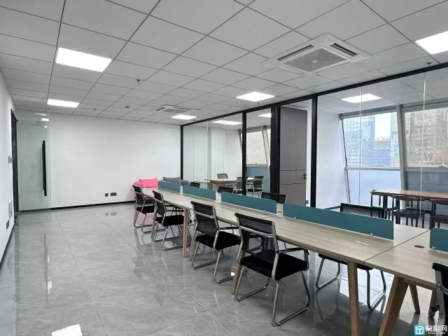 南部商务区华越国际120平，朝北 可配全套家具，5600元/月