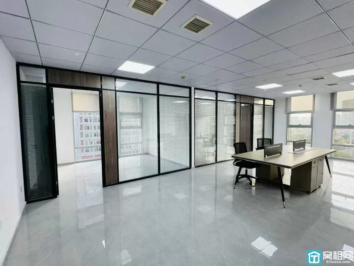 高新区科贸中心大厦 5.6号线正地铁口 ​面积134平（可调整58+76平）