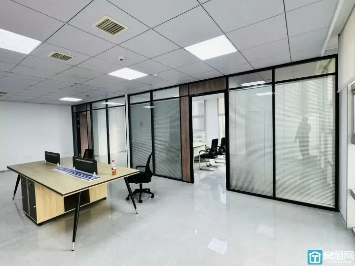 高新区科贸中心大厦 5.6号线正地铁口 ​面积134平（可调整58+76平）