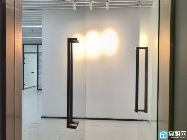 直租：宁波万达旁 精装190平，西南采光 3隔间 8500月