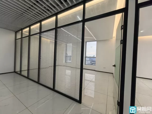 直租：宁波万达旁 精装190平，西南采光 3隔间 8500月