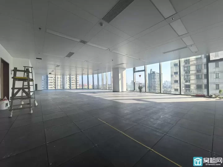 宁云中心337平米， ​定制安装办公隔间，现房出租