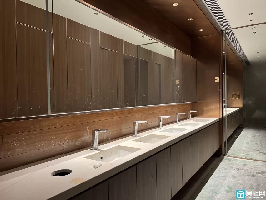 新世界 宁云中心 132平米精装修出租