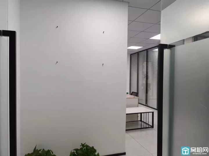 江北庄桥金麟府95平3500/月 客户扩大转租 室内两个隔间带家具 随时可入住 看房随时方便