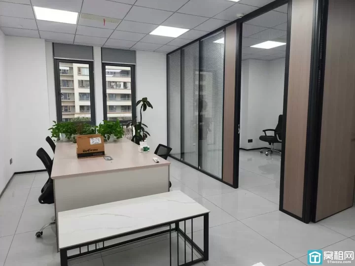 江北庄桥金麟府95平3500/月 客户扩大转租 室内两个隔间带家具 随时可入住 看房随时方便