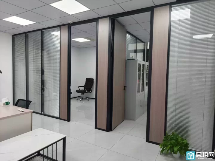 江北庄桥金麟府95平3500/月 客户扩大转租 室内两个隔间带家具 随时可入住 看房随时方便