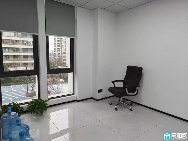 江北庄桥金麟府95平3500/月 客户扩大转租 室内两个隔间带家具 随时可入住 看房随时方便