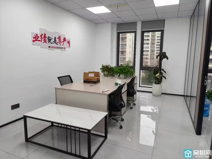 江北庄桥金麟府95平3500/月 客户扩大转租 室内两个隔间带家具 随时可入住 看房随时方便