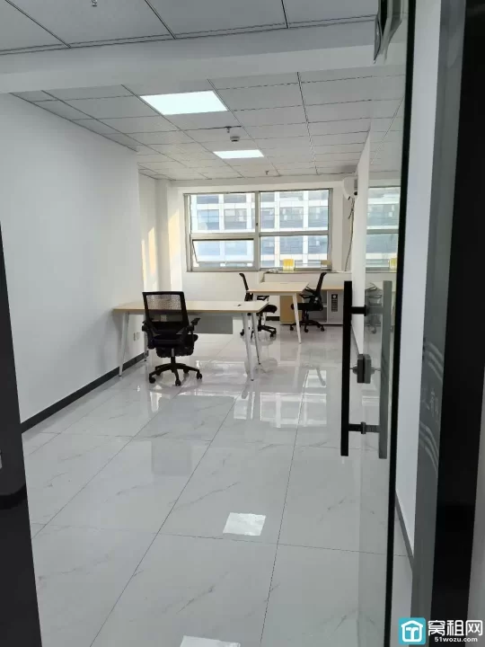 鄞州​地铁口7号线新天路站新天地商务大厦50平办公室带办公桌椅租金1900每月出租