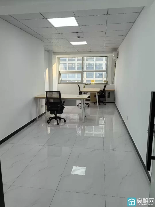 鄞州​地铁口7号线新天路站新天地商务大厦50平办公室带办公桌椅租金1900每月出租