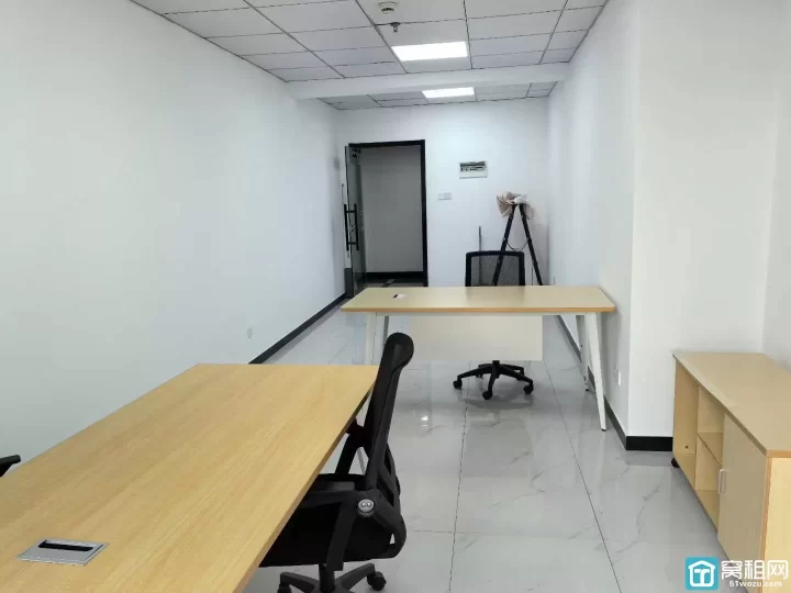 鄞州​地铁口7号线新天路站新天地商务大厦50平办公室带办公桌椅租金1900每月出租