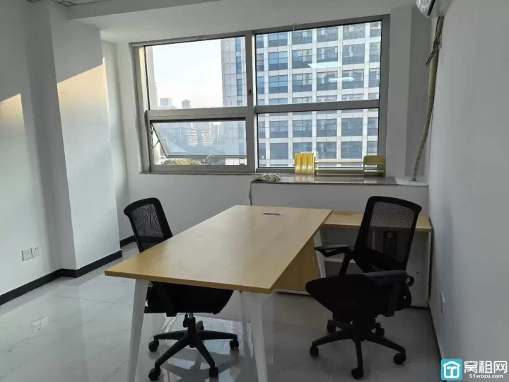 鄞州​地铁口7号线新天路站新天地商务大厦50平办公室带办公桌椅租金1900每月出租
