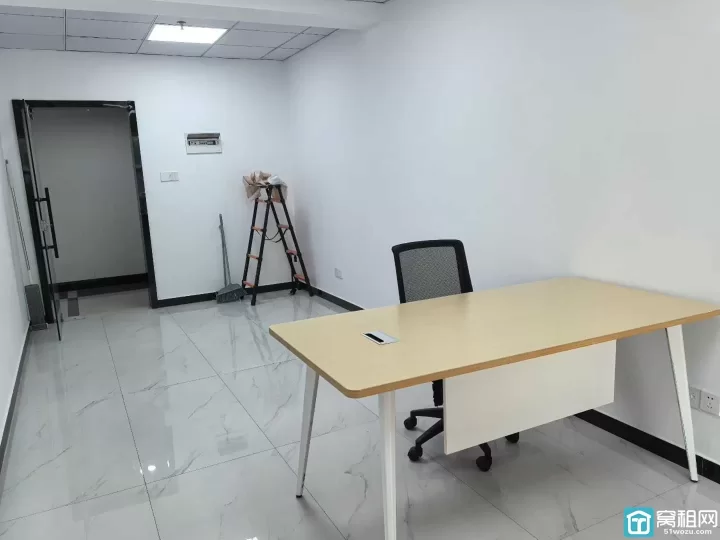 鄞州​地铁口7号线新天路站新天地商务大厦50平办公室带办公桌椅租金1900每月出租