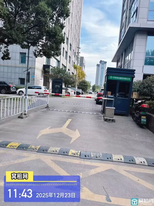 宁波客运中心附近的晶崴大厦停车场收费多少？