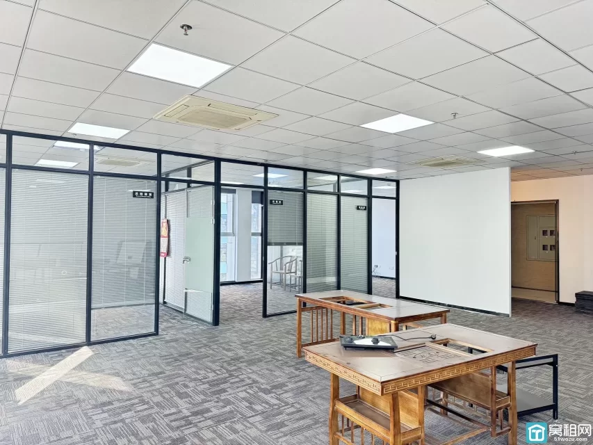 宁波世纪大道华东城中型面积办公房出租面积200.16平租金9437元/月