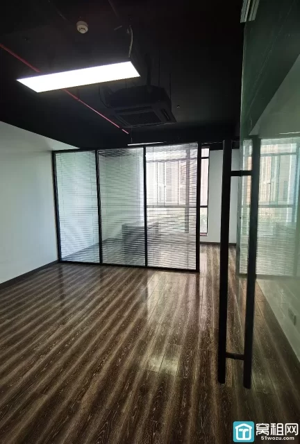 南部商务区健辰大厦53平，2450元/月含税包物业费，包公摊水电，落地窗办公室出租