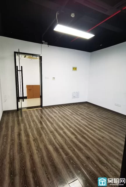 南部商务区健辰大厦53平，2450元/月含税包物业费，包公摊水电，落地窗办公室出租