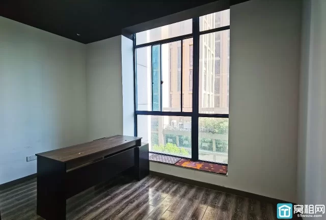 南部商务区健辰大厦53平，2450元/月含税包物业费，包公摊水电，落地窗办公室出租