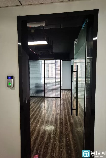 南部商务区健辰大厦53平，2450元/月含税包物业费，包公摊水电，落地窗办公室出租