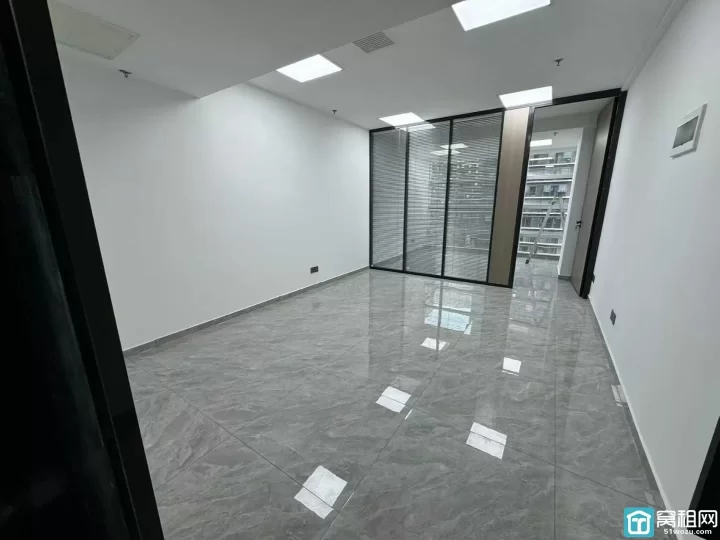 宁波绿城皇冠花园隔壁科贸中心地铁口 58平电梯口房东直租2500元/月