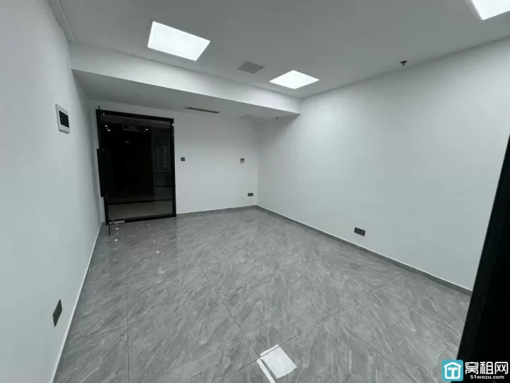 宁波绿城皇冠花园隔壁科贸中心地铁口 58平电梯口房东直租2500元/月